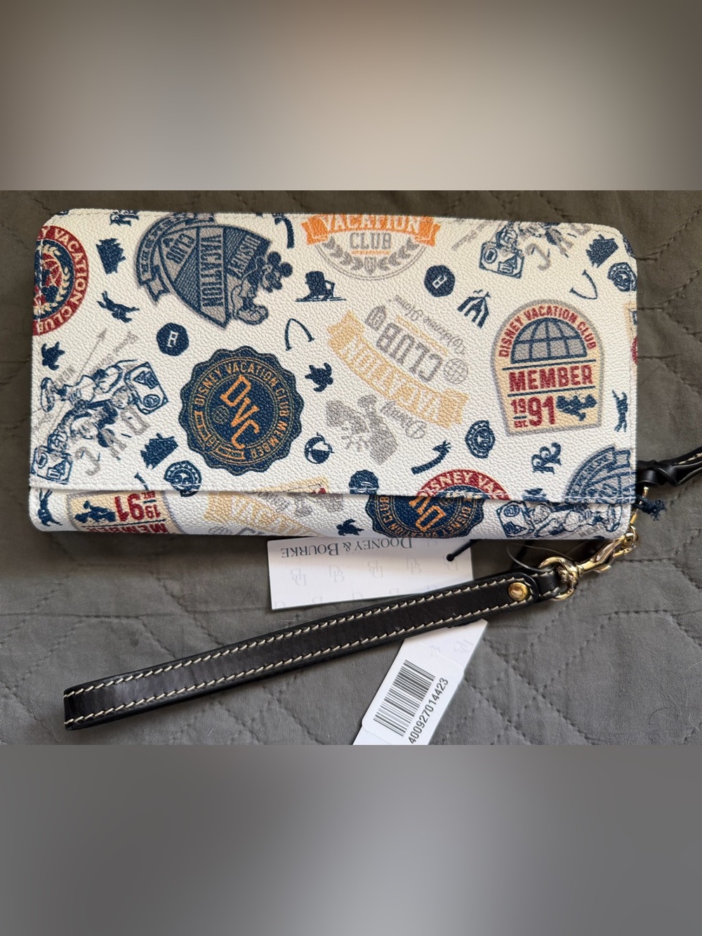 Dooney & Bourke Disney Vacation Club Zip Around Wristlet Wallet NWT - Picture 2 of 11